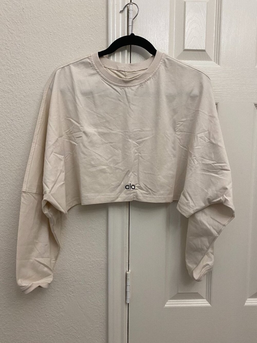 Alo Yoga Cropped Activewear Top Cream color